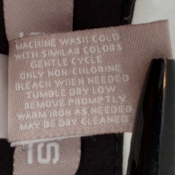 Chico's Black Classic Career Pants 2.5 Short - Picture 5 of 9